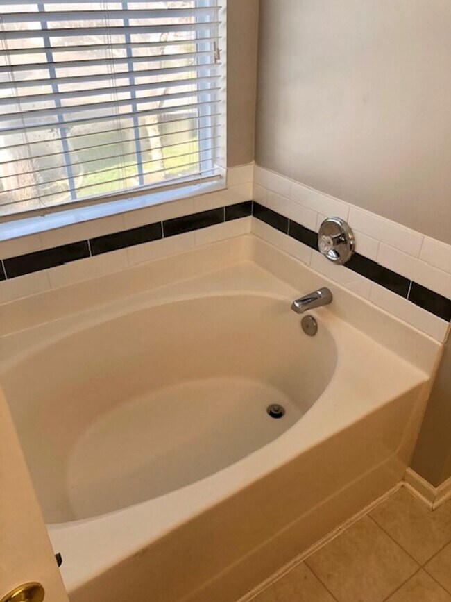 Building Photo - 4 bed, 2.5 Bath Home w/ 2 Car Garage in Franklin Green