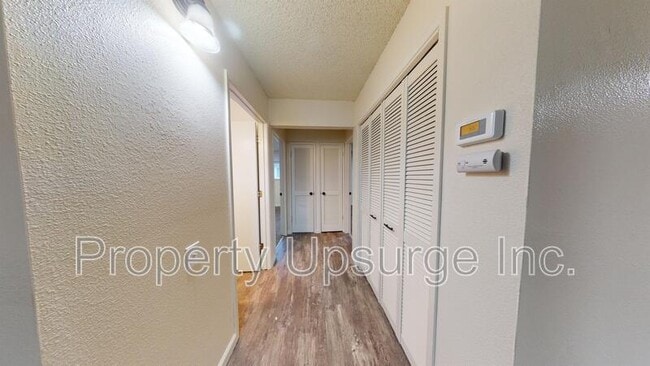 Building Photo - 905 Lakeside Dr