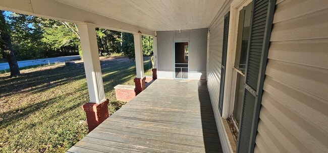 Building Photo - Enjoy a piece of history in this Vintage F...