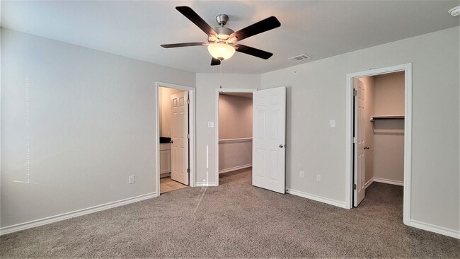 Building Photo - Beautiful 3 bed / 2.5 bath townhome