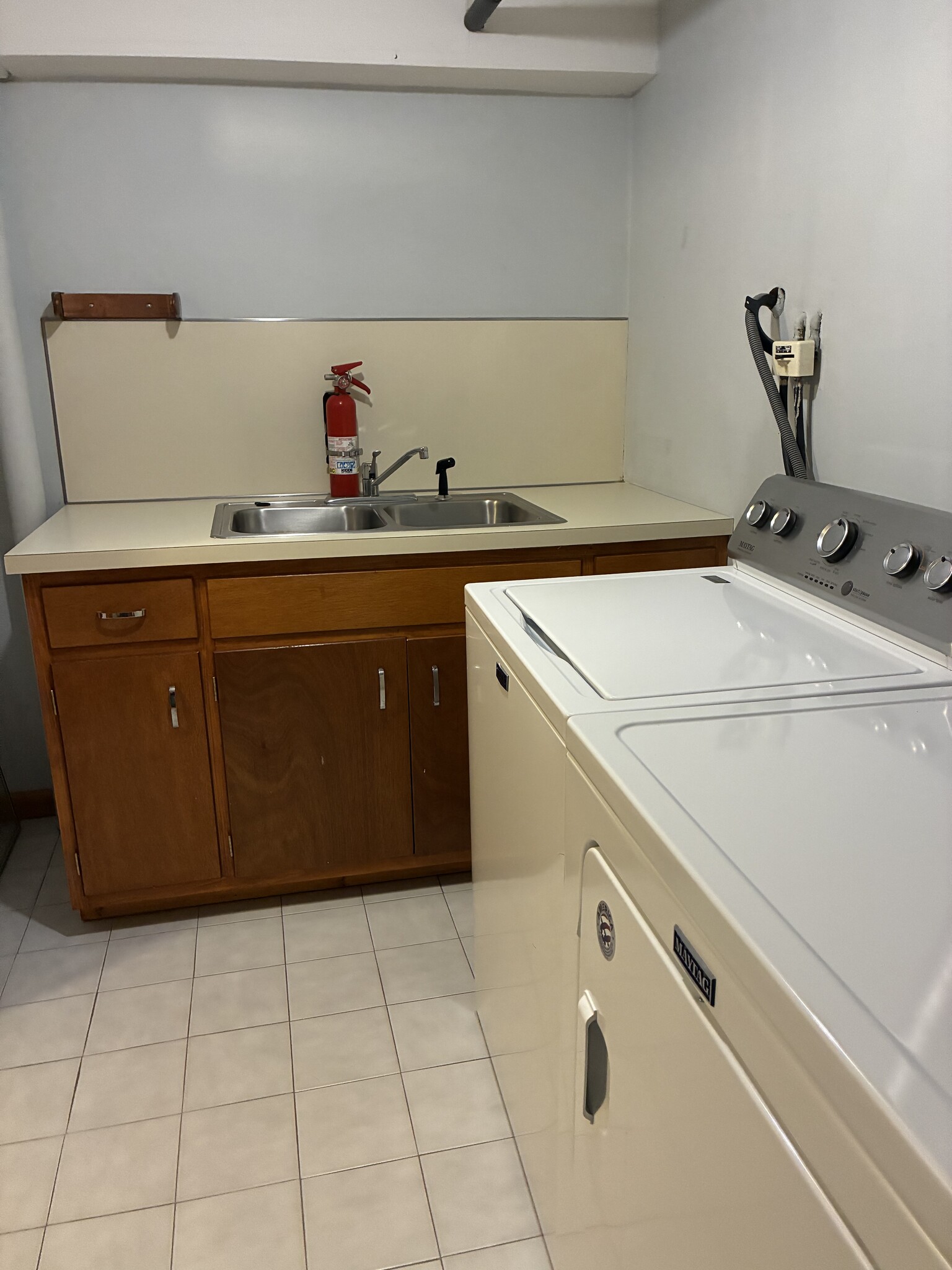 Laundry room with washer and dryer and sink - 197 Carter Ln