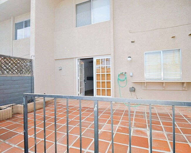 Building Photo - "Discover Your Oasis: Spacious 3-Bed Condo with Granite Touches in Palm Springs!"