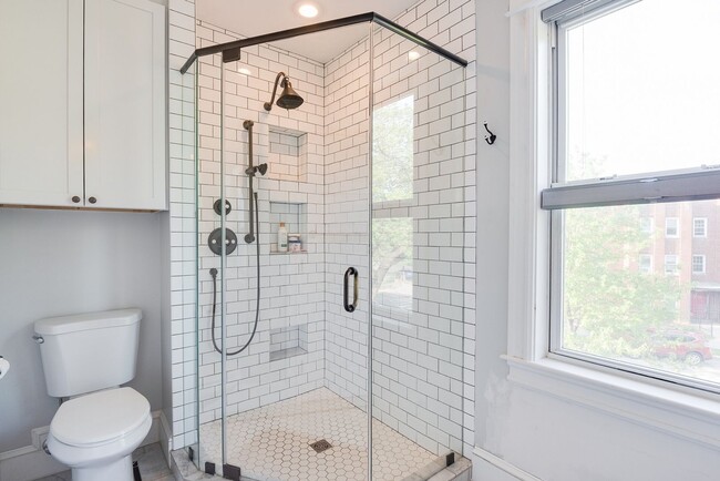 Building Photo - Unbeatable Family Home in the City w/ Park...