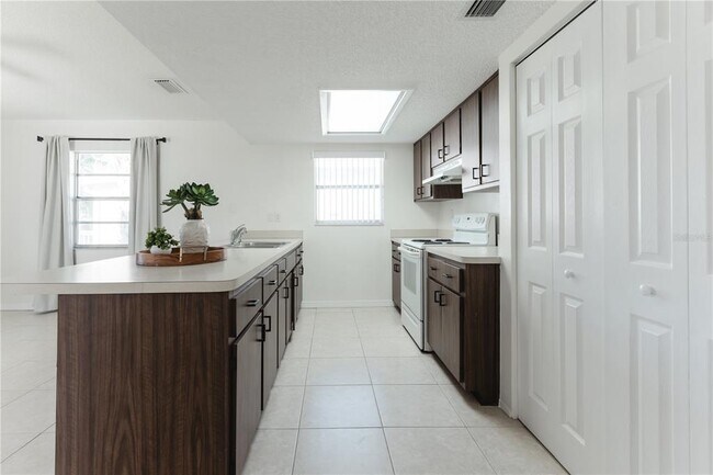 Building Photo - 6520 Meadowbrook Ln