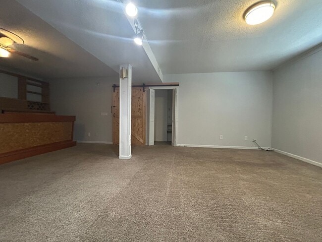 Building Photo - Large 4 bedroom 3 bathroom house in the he...