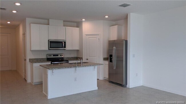 Building Photo - 373 SE Sea Hunt Way