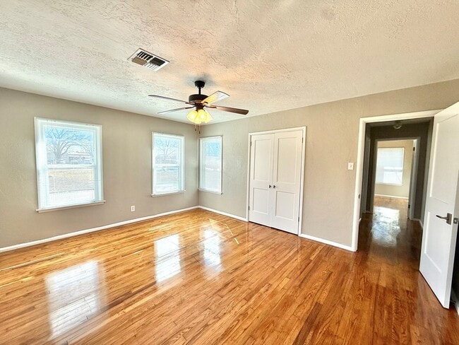 Building Photo - 329 W Main St