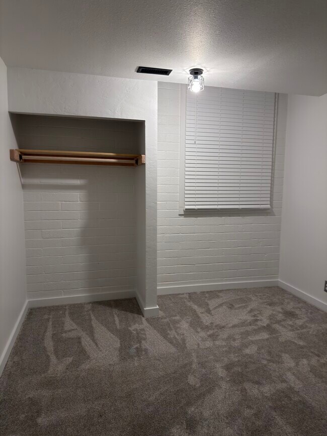 Room 1 - 2011 Oregon Ave