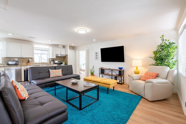 Building Photo - Enjoy stunning sunsets and beach living at its finest, Short Walk to Beach