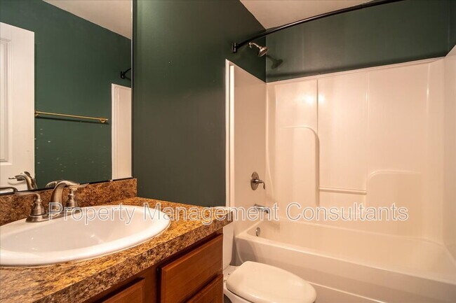 Building Photo - 108 Oak Shade Dr