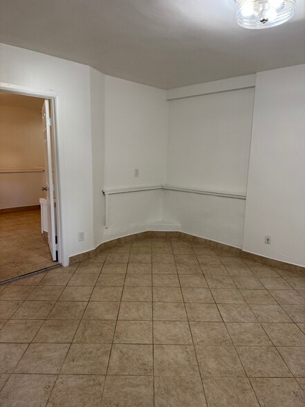 Building Photo - 414 Monterey Ln