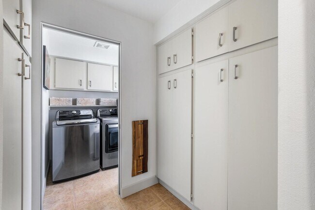 Building Photo - 303 Forest Hills Dr