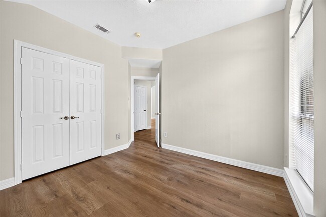 Building Photo - 15307 Flemington Ave