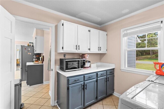 Building Photo - 2047 Birchcreft Dr