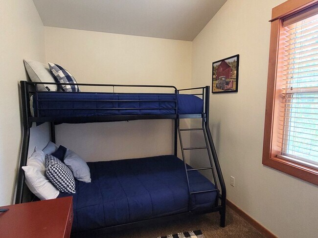 Building Photo - Hank's Hideaway in Sunriver, Furnished, all Utilities Included. Gym access, Hot Tub. 30-day Minim...