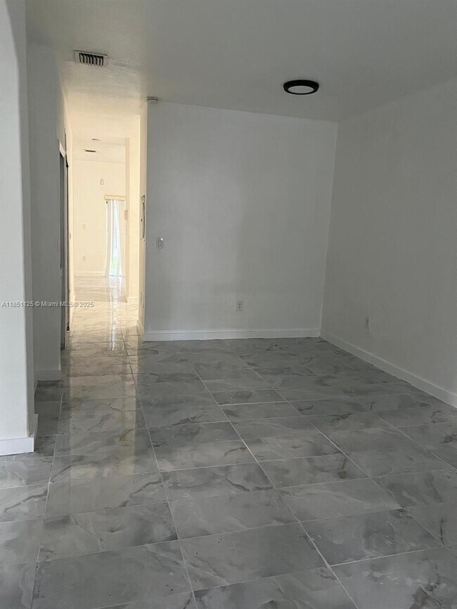 Building Photo - 1663 SE 27th Dr