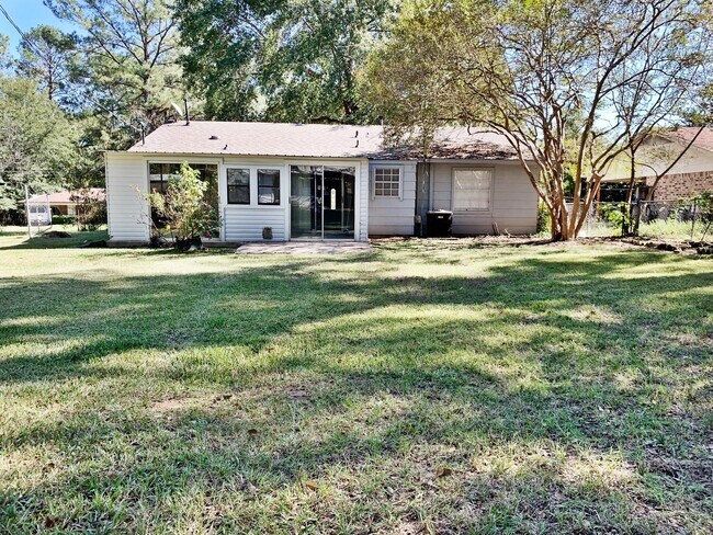 Building Photo - 8006 Hobbs Dr