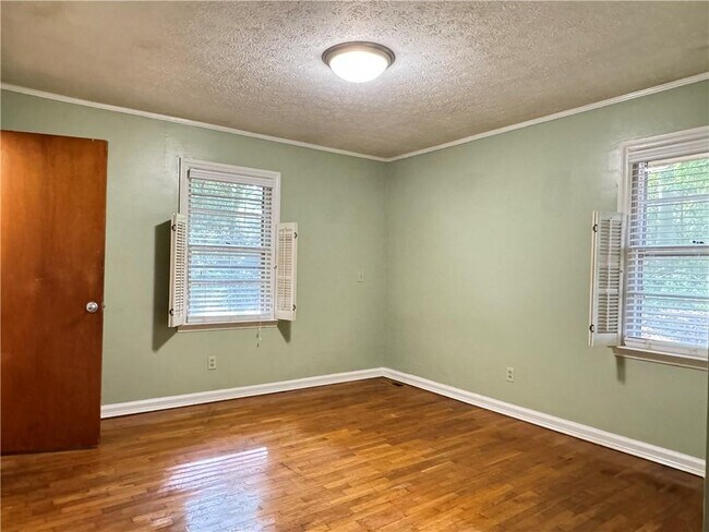 Building Photo - 222 Pineview Dr