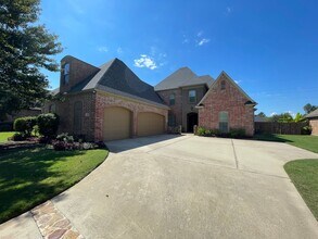 Building Photo - Gorgeous 4 Bedroom home in Twelve Oaks