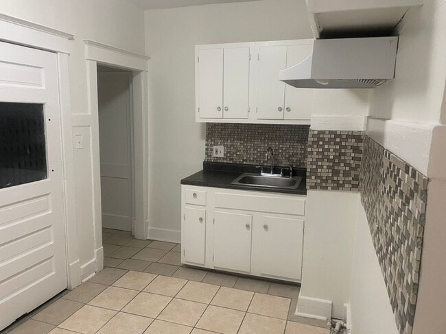 Building Photo - This 1141 square foot single family home h...