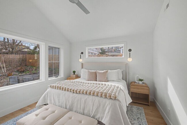 Building Photo - Stunning 5BR/3.5BA historic home located near Hillsboro Village!