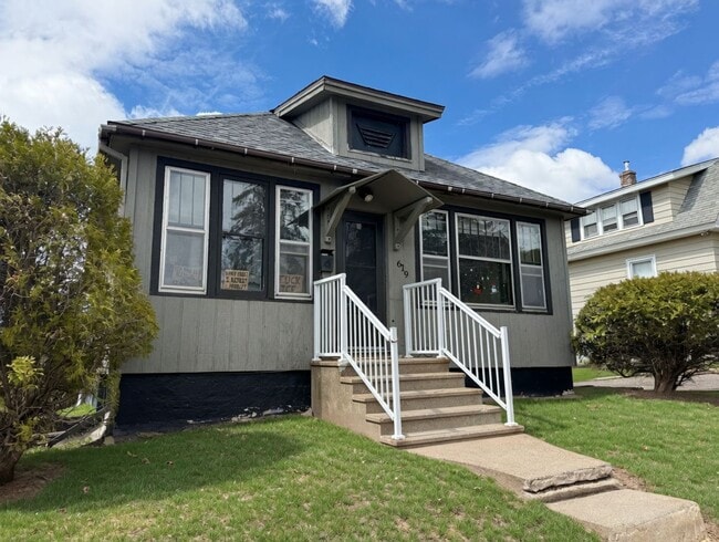 Building Photo - Duluth MN 5- Bedroom - 2-Bath - 1 - Car Single Family Home