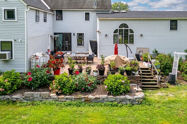 Building Photo - 538 Main St