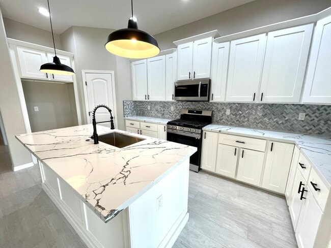 Building Photo - Beautiful 3 Bedroom Home on Desert Lakes Golf Course!