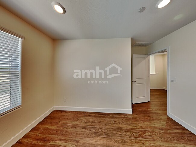 Building Photo - 5957 W Larkspur Dr