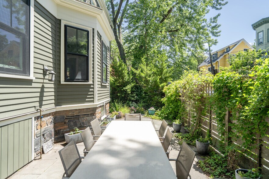 Building Photo - 64 Gorham St