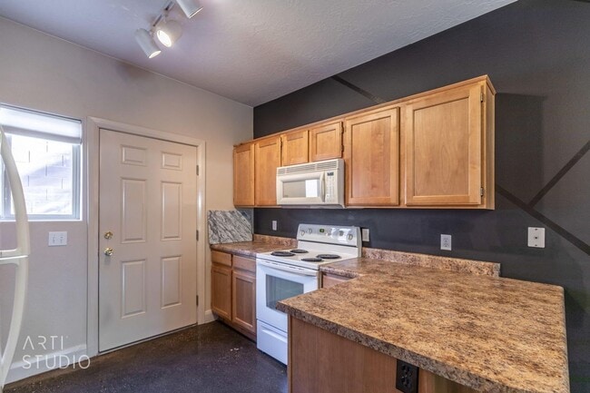 Building Photo - Washington 3 Bedroom Townhome