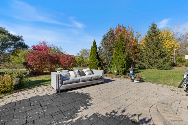 Building Photo - 9 Lake Plumleigh Ct