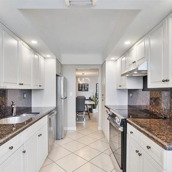 Building Photo - 18031 Biscayne Blvd