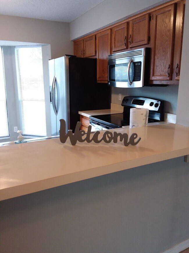 Building Photo - Lexington Square Townhome