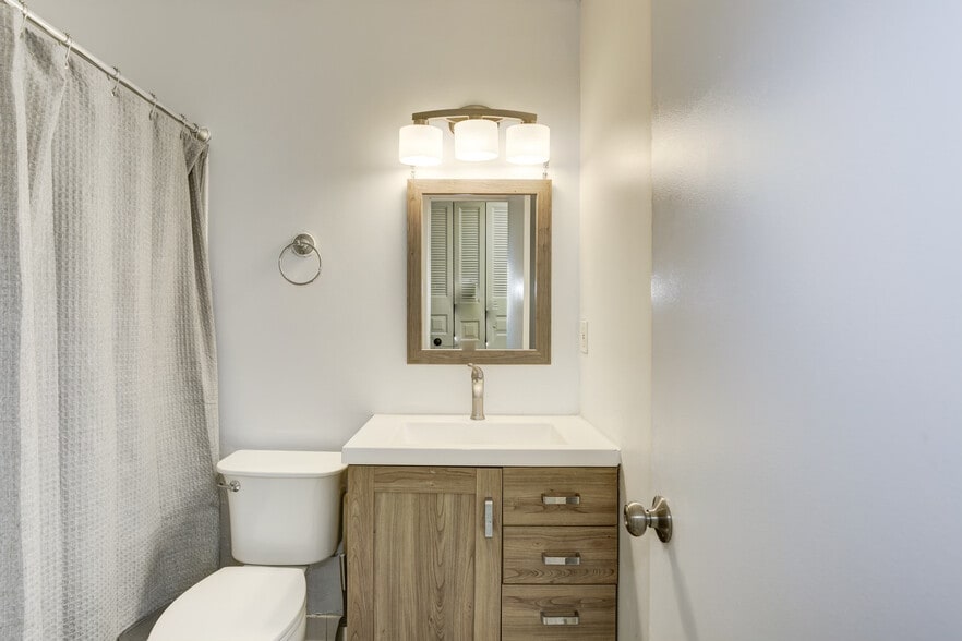 Bathroom - Private - 8427 Snowden Oaks Plz