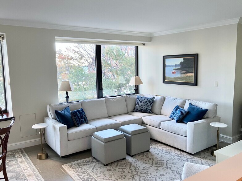 Building Photo - 65 E India Row