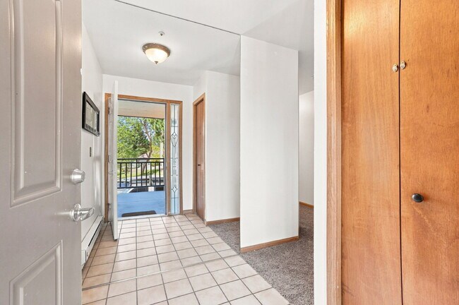 Building Photo - $2,340.95, 2 Bed 2 Bath Condo in Boulder with In Unit Laundry!