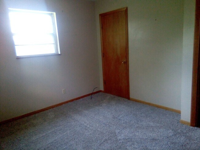 Building Photo - Knoxville 37918 - Beautiful 3 bedroom, 1.5 bath, brick rancher - Call Sharon Arnwine (865) 313-7215