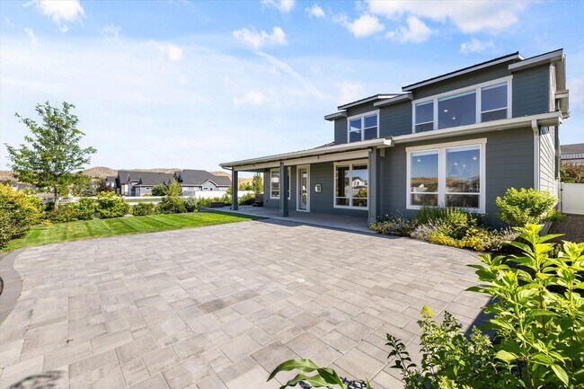 Building Photo - Luxury 4-Bedroom Home for Rent in Dry Cree...