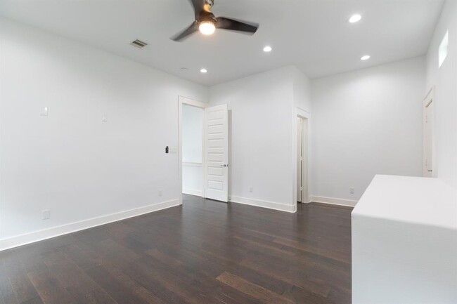Building Photo - 1032 W 21st St