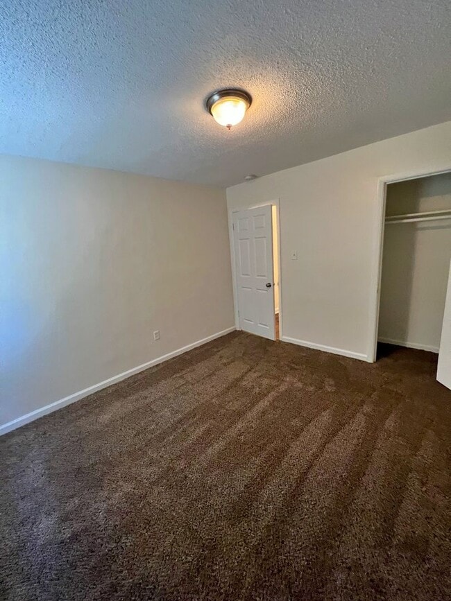 Building Photo - Recently renovated 1 Bedroom Duplex Ready ...