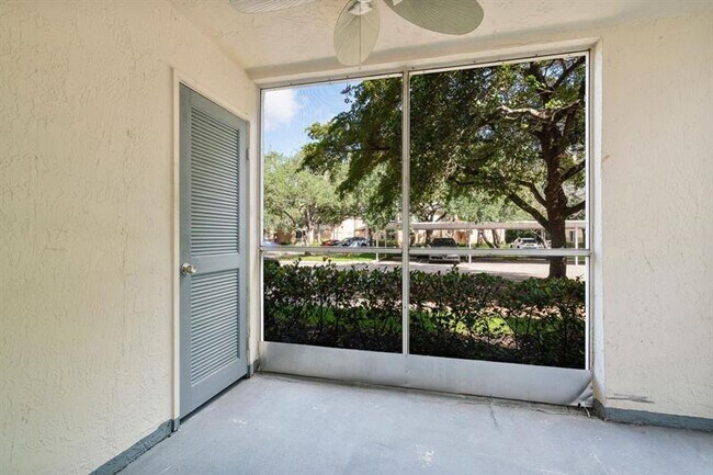 Building Photo - 9899 Westview Dr