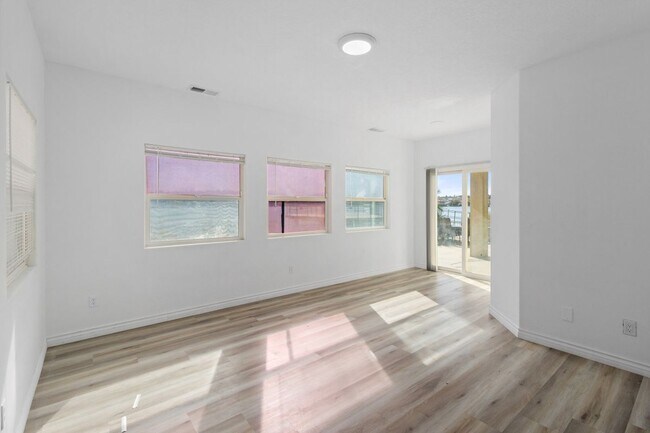 Building Photo - 18075 Lakeview Dr