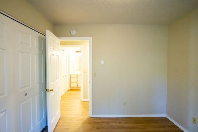 Building Photo - Top Floor 2/2 w/Condo Finishes + Vaulted Ceilings!!