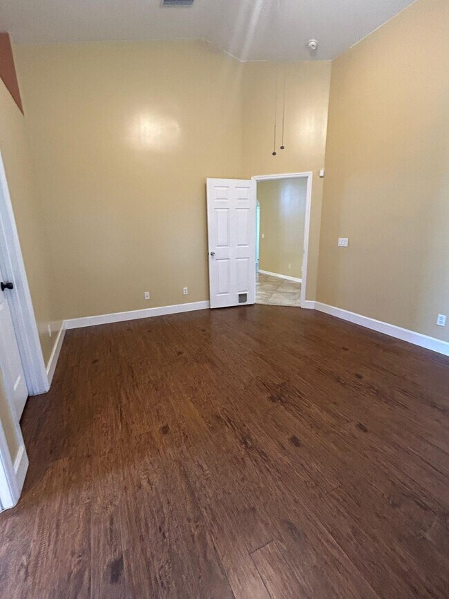 Building Photo - 674 SE Thornhill Dr
