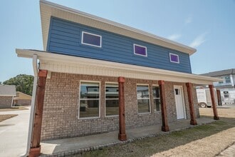 Building Photo - 640 N Honey Locust Bnd
