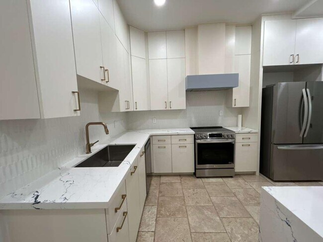 Building Photo - 2110 Bermuda Dr