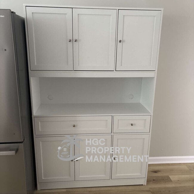 Building Photo - 827 Moore St