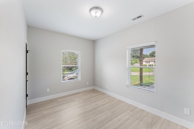 Building Photo - 5004 Knoxwood Dr