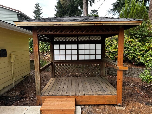 Building Photo - Three Bedroom Home in South Salem